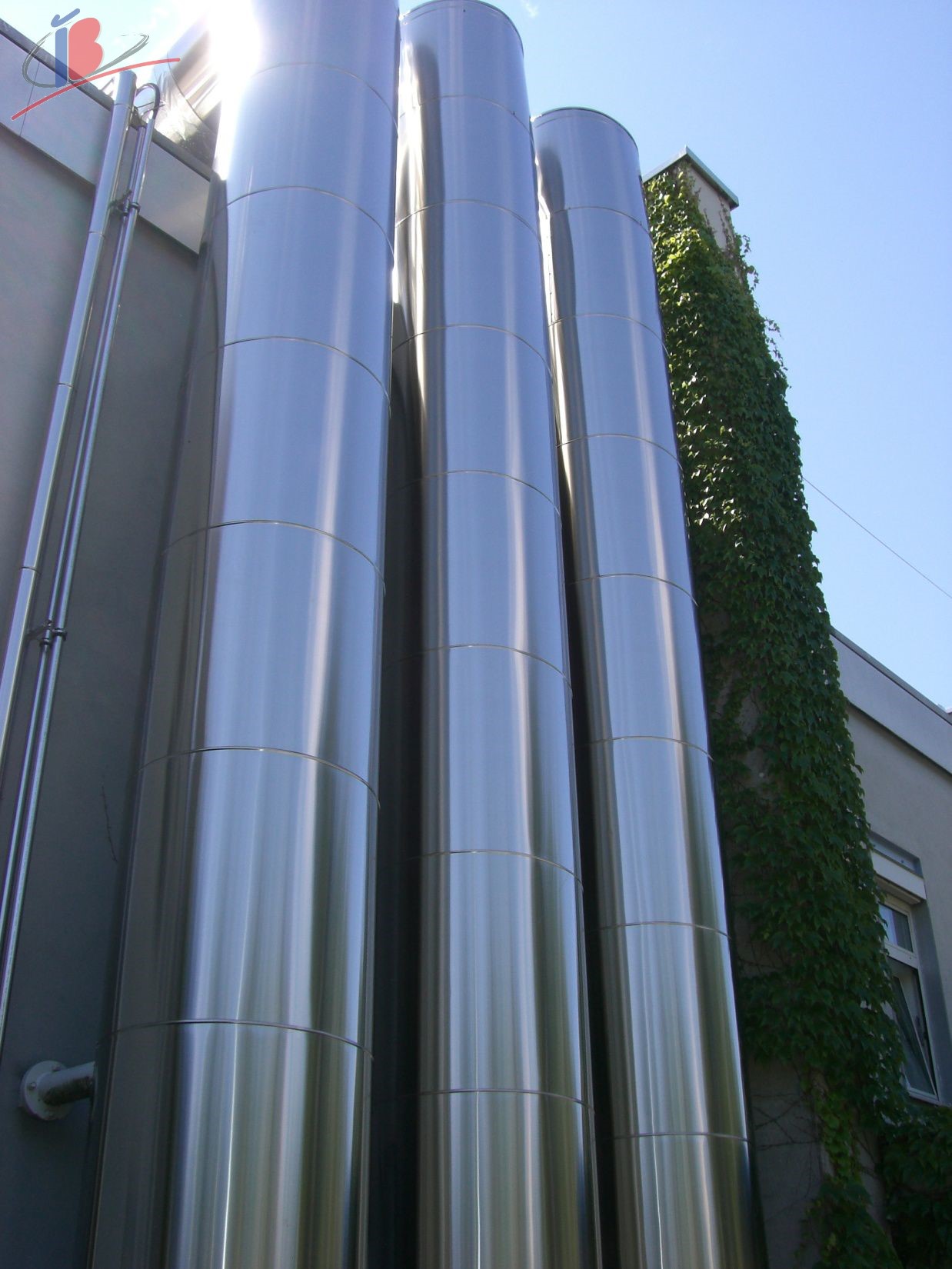 Dämmung mit Mantel aus gebürstetem Edelstahl