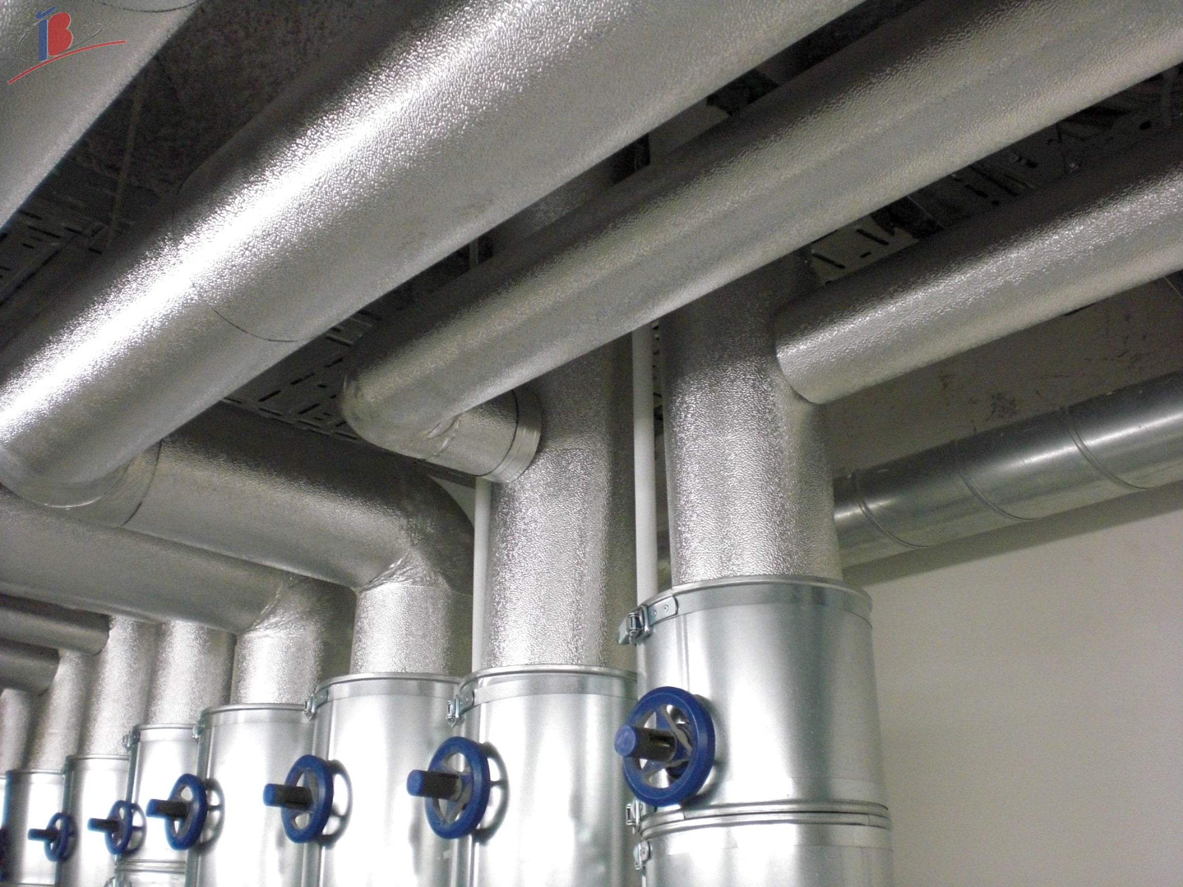 Dämmung mit Mantel aus Alu-Grobkornfolie und abnehmbaren Armaturenkappen